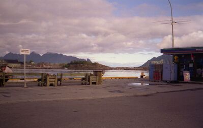 1993_09_Svolvaer.jpg
Band-I-Yagi an einem Lampenmast eines "Narvesen"-Kiosks für den Empfang des E-2 (NRK1) aus Steigen. Aufgenommen Anfang September 1993 in Svolvær auf den Lofoten (Norwegen). Falls diese Antenne noch existieren sollte, ist sie spätestens seit dem 1. Dezember 2009 nutzlos :(
Schlüsselwörter: TV Antenne VHF Band1 Svolvær Steigen Norge Norwegen