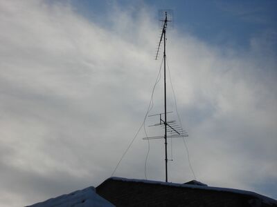 2013_02_09_Lübz_Plauer_Str_06_02.jpg
... einen typischen Antennenmast aus DDR-Zeiten. Die Anlage war 2013 definitiv nicht mehr in Betrieb, die Kabel waren größtenteils weggegammelt. Zu den Antennen (von oben nach unten):
UHF: Richtung gen Zernien (ARD K43) und Höhbeck (ZDF K21, NDR III K45) (liegen von Lübz aus nur wenige Bogenminuten auseinander). DDR2 aus Schwerin auf K29 kam trotz Abweichung (ca. 45°) stark genug an
Band3: Richtung gen Schwerin (DDR1 E-11)
UKW: Richtung gen Zernien (NDR1 91,2; NDR2 96,4; NDR3 93,3; NDR Info 90,7, N-Joy 94,0
Schlüsselwörter: Antennenmast Yagi UHF Band3 UKW Zernien Höhbeck Schwerin VEB Antennenwerke Bad Blankenburg vergammelt