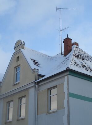 2013_02_09_Lübz_Plauer_Str_09.jpg
Ebenfalls typischer Antennenmast aus den 1970ern (und auch in der Plauer Straße). Blieb trotz Sanierung dieses Hauses in den 1990er Jahren stehen, ist aber ebenso nicht mehr in Betrieb, das UHF-Kabel ist streckenweise weggegammelt. Keine Ahnung, ob es da mal eine UKW-Antenne gab
Schlüsselwörter: Antennenmast Yagi UHF Band3 UKW Zernien Höhbeck Schwerin außer Betrieb