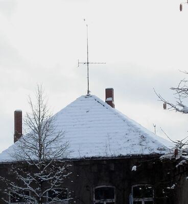 2013_02_09_Lübz_TT_Markt.jpg
Und noch ein Antennenmast am Rande des Lübzer Marktplatzes mit UHF- Und Band3-Yagi. Leiderkann man nicht viel erkennen, da Gegenlichtaufnahme. Seltsamerweise ist die UHF-Yagi vertikal montiert, obwohl Zernien und Höhbeck horizontal sendeten. Vermutlich ist die Anlage auch nicht mehr in Betrieb. Das Haus selbst ist bewohnt.
Schlüsselwörter: Antennenmast Yagi UHF Band3 UKW Zernien Höhbeck Schwerin außer Betrieb