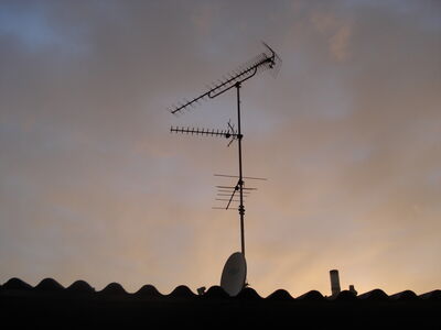 2013_06_02_Lübz
Ein weiterer Antennenmast in Lübz. Ohne UKW, aber dafür mit einer 2. UHF-Yagi. Während die VHF-Antenne gen Schwerin und die obere UHF-Yagi wie üblich gen Zernien zeigt, ist die Ausrichtung der unteren UHF-Yagi etwas ungewöhnlich, aber erklärbar: Vermutlich zeigte sie bis Mitte der 1990er gen Schwerin, bis sie 1996 gen Pritzwalk gedreht wurde, um von dort RTL auf K60 auf den Zweitfernseher zu bringen.
Schlüsselwörter: Antennenmast Yagi UHF Band3 UKW Zernien Höhbeck Pritzwalk