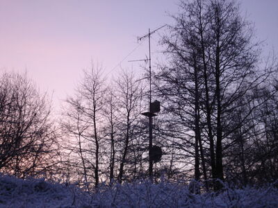 2015_12_27_Bad_Stuer_016.JPG
Weiterer Antennnemast in Bad Stuer in Nähe des Campingplatzes, höher und somit günstiger gelegen als der "große". Band-3-Yagi oben für Schwerin (K11), evtl einst auch für Das Erste, HH, K9. Zwei UHF-Antennen, die höhre UHF-Antenne zeigt vermutlich auf Woldzegarten, die untere auf Berlin?. Die UKW-Yagi zeigt wieder in Richtung Schwerin
Schlüsselwörter: Antennenmast DDR Bad Stuer Yagi UHF VHF UKW Schwerin Woldzegarten