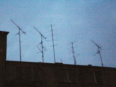 2016_04_13_02_Pritzwalk_004_01.jpg
Alte Antennenenmasten aus DDR-Zeiten in Pritzwalk (Prignitzkreis) auf einem Hausdach in der Hagenstraße. Die 3 langen Band-3-Yagis an dem Mastspitzen sowie die UKW-Antennen zeigen nach Berlin, die kleinen UHF-Yagis zeigen vermutlich auf Höhbeck und Zernien. ...
Schlüsselwörter: Antennenmast DDR Hausdach Pritzwalk VHF Berlin K7 SFB UKW UHF Höhbeck Zernien