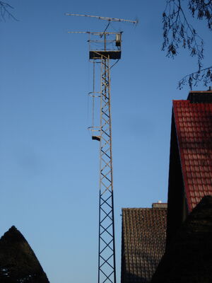 2016_11_29_Plau_098.JPG
Aus DDR-Zeiten stammender Stahlgittermast für eine Gemeinschaftsantennenanlage in Plau am See, OT Appelburg/Silbermühle. Die Anlage ist nicht mehr in Betrieb, auf Höhe des hinteren grauen Daches scheint es, als ob die Kabel dort durchtrennt wurden, die Kabelenden sind am Mast sichtbar.
Schlüsselwörter: Antennenturm Stahlgittermast DDR Gemeinschaftsantenne Plau am See UHF