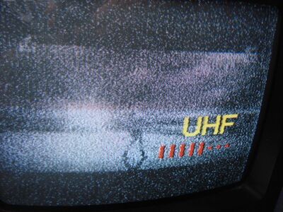 2011_08_26_PCH1_013.JPG
TV4 ("Czwórka"), Kalisz 1 (Mikstat), K48. Ab 07.00 Uhr (05:00 UTC) fadete das Signal aus Szczecin weg
Schlüsselwörter: TV Tropo Überreichweite analog analogue TV4 Czwórka Kalisz Mikstat