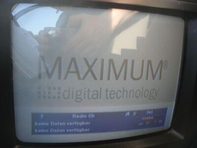 2012_07_27_PCH1_014.JPG
Bei den 12 Hörfunkprogrammen hat der Maximum T-1300 lediglich die Service-ID's erkannt, nicht aber die Px-ID's. Auch die Radioprogramme sind ausnahmslos verschlüsselt :-(
Am Empfang lag es jedenfalls nicht, der gelbe Balken u.r. zeigt ausreichende Empfangsqualität an, sonst wäre er beim Maximum T-1300 grau.
Schlüsselwörter: TV Tropo Überreichweite digital DVB-T DTT Mobilna Mux-4 Szczecin K55 Hörfunk Px-ID verschlüsselt encrypted Irdeto Maximum T-1300