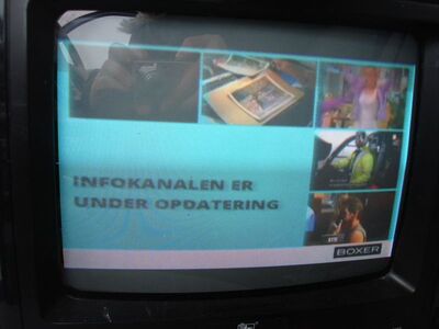 2015_02_12_PCH1_005.JPG
Kurzer Antennenschwenk gen Norden: Der Boxer Infokanal wird immer noch aktualisiert, immer noch gibt es nur dieses Standbild (DIGI TV 2 Nakskov/Vordingborg/Jyderup, K38)
Schlüsselwörter: TV Tropo Überreichweite UHF DVB-T DTT digital Dänemark Danmark Boxer Mux4 Infokanal Nakskov Vordingborg K38