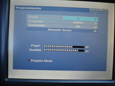 2016_09_07_PCH1_004.JPG
So reagiert der Maximum T-1300 auf Gleichkanalbelegung durch mehrere verschiedene Signale: Trotz 81% Qualität wird kein einziges Programm erkannt. Hier bissen sich vermutlich Boxer DK Mux 4 (SFN Storkøbenhjavn) und MDR-ARD (Dequede) bei Antennenausrichtung gen Norden
Schlüsselwörter: TV DX Tropo Überreichweite DVB-T DTT digital UHF QRM Gleichkanalstörung Maximum T-1300