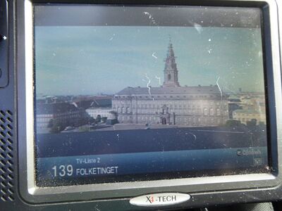 2019_06_19_PCH1_005.JPG
Folketinget (DR-Parlamentskanal), DIGI TV 2, SFN Bornholm, K56. Während der Parlamentsferien laufen dort Widerholungen vergangener Debatten oder es werden Bilder von Kopenhagen gezeigt.
Schlüsselwörter: TV Tropo Überreichweite DTT DVB-T MPEG-4 FTA Folketinget DIGI DIGI2 Bornholm K56 MPEG4 FTA