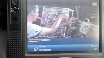 2021_07_09_PCH1_012.JPG
Sendesamvirket "Kanal Hovedstaden" mit "TV Marineret", DR Mux København, SFN Storkøbenhavn, K40.
"TV Marineret" stellt moderne elektronische Kunstprojekte vor.
Schlüsselwörter: TV DX Tropo Überreichweite digital DVB-T2 MPEG4 Dänemark Danmark Sendesamvirket Hovedstaden Marineret DR Mux København Storkøbenhavn K40 FTA