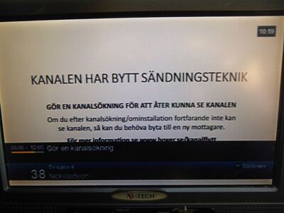 2021_10_29_PCH1_096.JPG
Px-Kennung "Nickelodeon*" mit Hinweistafel, Teracom Nät 3, SFN Skåne/Blekinge Läns, K43. In den Regionen, wo Nät 3 bereits in DVB-T2 sendete, ist lediglich ein neuer Suchlauf notwendig.
Schlüsselwörter: TV DX Tropo Überreichweite digital DVB-T2 MPEG4 Hinweistafel Schweden Sverige Teracom Nät 3 Skåne Blekinge Läns K43