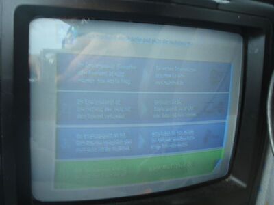 2013_06_13_PCH2_006.JPG
... bei Receivern ohne HbbTV-Funktion sieht man nur diese Hinweistafel (sofern MPEG-4-fähig).Mit einem reinen MPEG-2-Receiver gibt es nur Schwarzbild
Schlüsselwörter: TV DX Tropo Überreichweite DVB-T DTT digital Berlin MABB Mux3 Multithek HbbTV