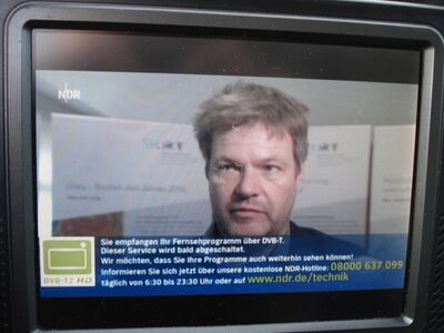 2016_11_23_PCH2_004.JPG
Im NDR-Fernsehen wird ab jetzt regelmäßig der Hinweis auf die baldige Abschaltung der DVB-T (Alt) - Übertragung am 29.03.2017 eingeblendet
(NDR Fernsehn, NDR Niedersachsen, Rosengarten, K56)
Schlüsselwörter: DVB-T DTT digital UHF MPEG-2 HR NDR Hinweistext Hinweistafel Abschaltung 29.03.2017