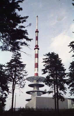 Sendeanlage Inselsberg, August 1986
Die Sendeanlage auf dem Großen Inselsberg im Thüringer Wald. Damals eine Anlage der "Deutschen Post der DDR".
Aufgenommen im Sommer 1986. Näher durfte man ohne Berechtigung bzw. Genehmigung nicht an die Sendeanlage heran.
Schlüsselwörter: Inselsberg DDR 1986 Deutsche Post