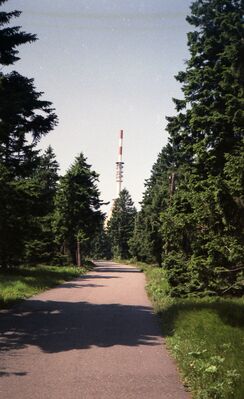 Trutnov, (Cerna Hora), August 1989
Der Sendemast auf dem Cerna Hora bei Trutnov im Riesengebirge (Krkonoše), damals CSSR, heute Tschechische Republik. Aufgenommen im Sommer 1989
Schlüsselwörter: Trutnov Cerna Hora CSSR 1989 Sendemast Sendeanlage