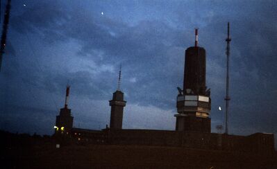 Großer Feldberg (Taunus), Juli 1990
Sendeanlagen auf dem Großen Feldberg im Juli 1990. Der Mast rechts neben dem Telekom-Turm wurde damals nur vorübergehend errichtet, da die Antennenanlage im Hauptturm zu dieser Zeit erneuert wurde.
Schlüsselwörter: Großer Feldberg Taunus Frankfurt am Main 1990 provisorischer Mast