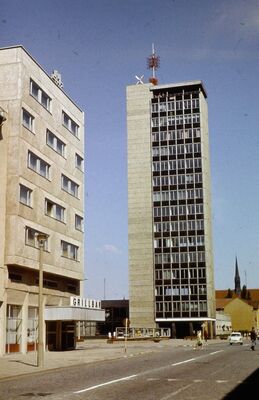 Neubrandenburg, DDR2-Füllsender auf dem Dach des HKB, 1970er Jahre (1)
Das "Haus der Kultur und Bildung" in Neubrandenburg (auch als "Kulturfinger" bekannt) ca. Mitte der 1970er Jahre. Auf dem Dach sieht man die VHF Band-III-Antennen des Füllsenders für DDR2. Bis Ende 1980 wurde vom Helpterberg nur DDR1 auf E-3 (Band I) ausgestrahlt
Schlüsselwörter: Neubrandenburg Füllsender DDR2 1970er Jahre Kulturfinger HKB VHF Band3