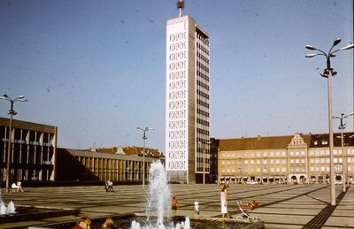 Neubrandenburg, DDR2-Füllsender auf dem Dach des HKB, 1970er Jahre (2)
Das "Haus der Kultur und Bildung" in Neubrandenburg (auch als "Kulturfinger" bekannt) ca. Mitte der 1970er Jahre. Auf dem Dach sieht man die VHF Band-III-Antennen des Füllsenders für DDR2. Bis Ende 1980 wurde vom Helpterberg nur DDR1 auf E-3 (Band I) ausgestrahlt
Schlüsselwörter: Neubrandenburg Füllsender DDR2 1970er Jahre Kulturfinger HKB VHF Band3