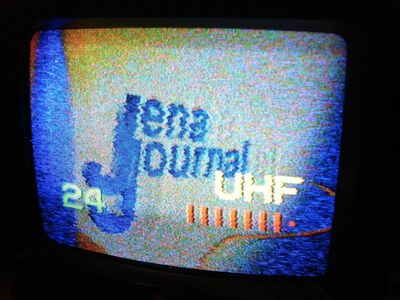 2007_10_01_Jena_001.jpg
jena.tv auf UHF K68. Ungewöhnlich ist nicht nur der Kanal, sondern ebenfalls die vertikale Polarisation. Unbekannter QTH. Vermutlich terrestrische Kabelzuführung. Empfangen im Hotel nahe des Jenaer Westbahnhofes
Schlüsselwörter: TV analog analogue jena.tv K68 Jena Richtfunk