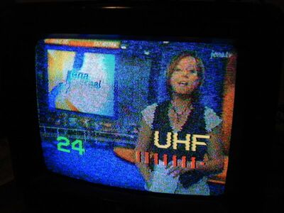 2007_10_01_Jena_002.jpg
jena.tv auf UHF K68. Ungewöhnlich ist nicht nur der Kanal, sondern ebenfalls die vertikale Polarisation. Unbekannter QTH. Vermutlich terrestrische Kabelzuführung. Empfangen im Hotel nahe des Jenaer Westbahnhofes
Schlüsselwörter: TV analog analogue jena.tv K68 Jena Richtfunk